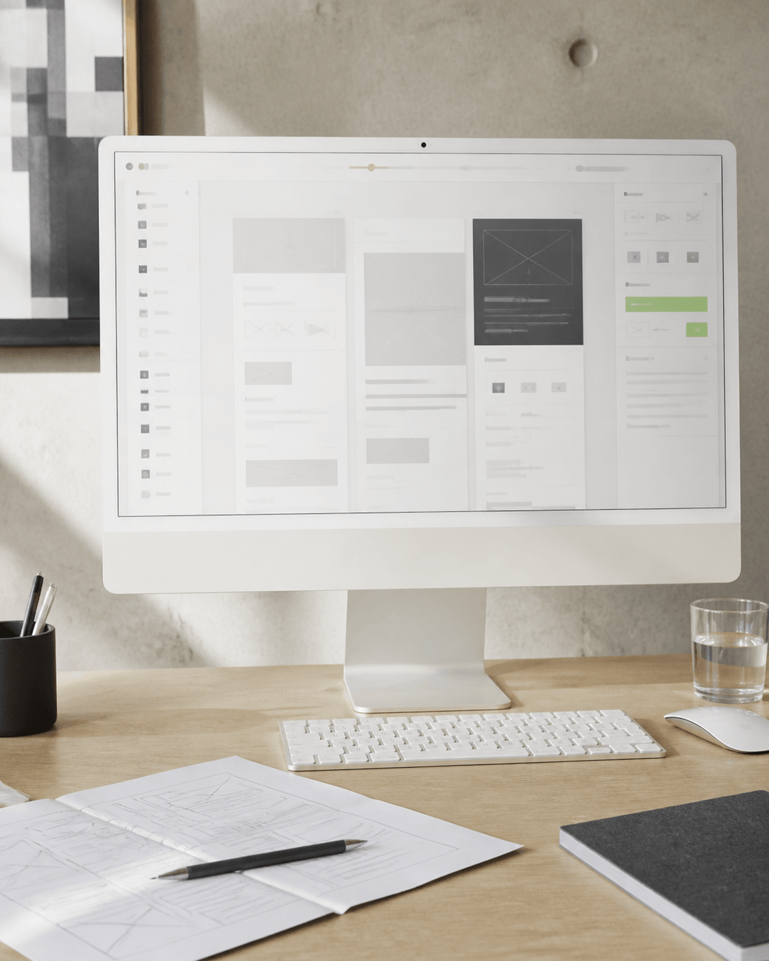 Workstation UI UX dengan prototipe dan wireframe di layar.